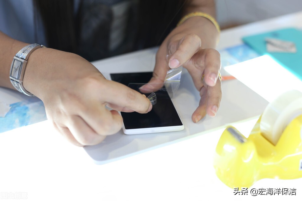 玻璃貼膜內(nèi)的氣泡怎么去除？
