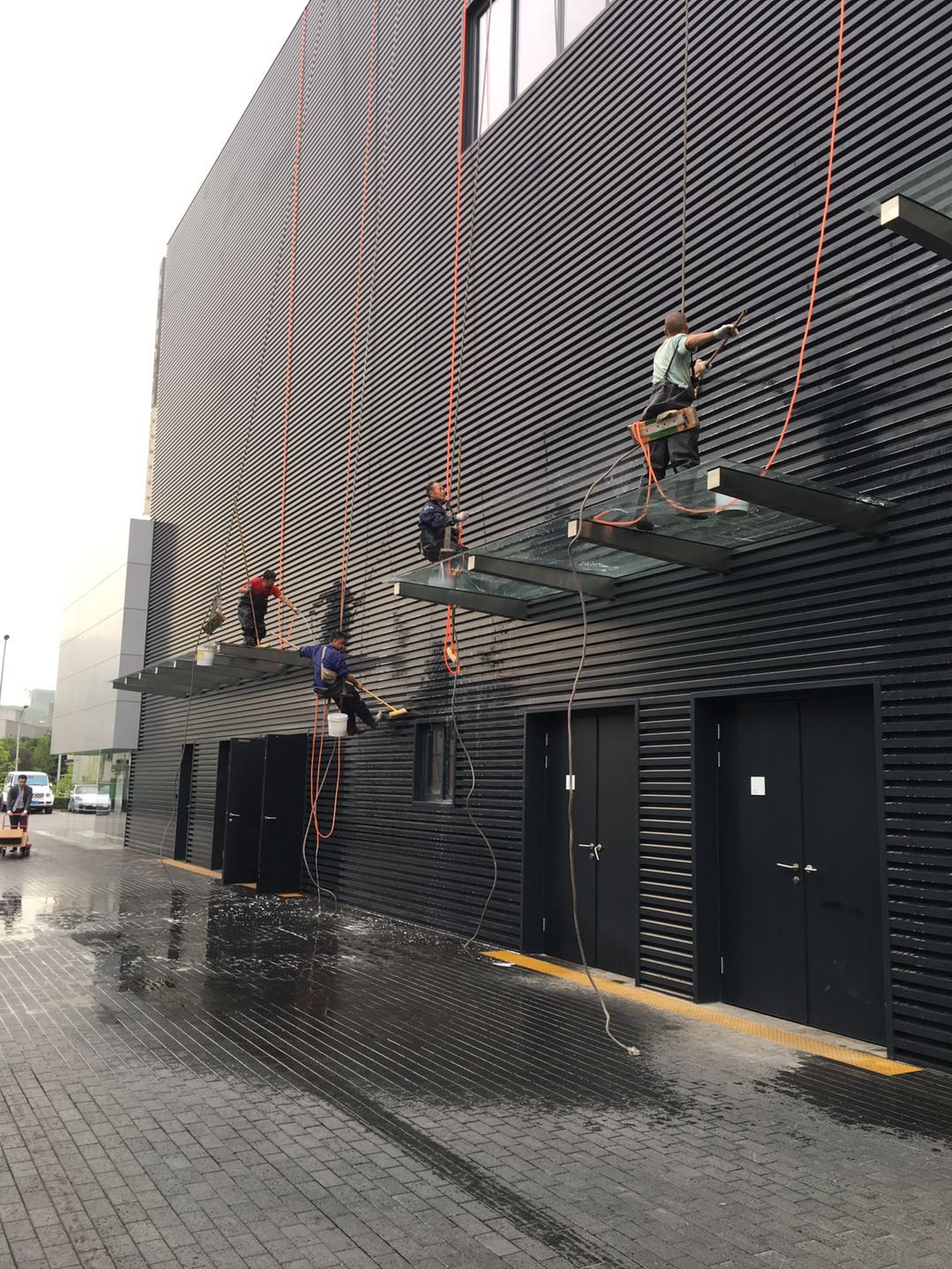 專業高空外墻清洗是怎么操作？